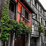 La Maison Rouge Au Coeur Historique De Tatil Evi