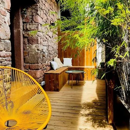 La Maison Rouge Au Coeur De La Ville. Ferienhaus