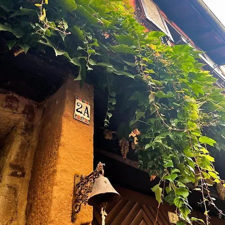 La Maison Rouge Au Coeur De La Ville. Riquewihr