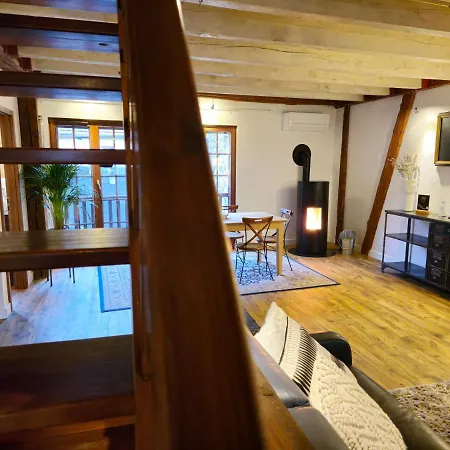La Maison Rouge Au Coeur De La Ville. Holiday home *