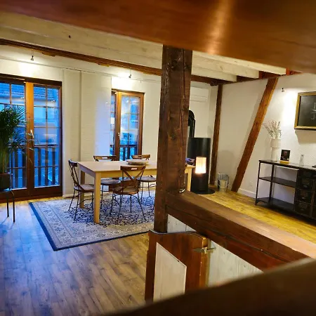 La Maison Rouge Au Coeur De La Ville. Holiday home *