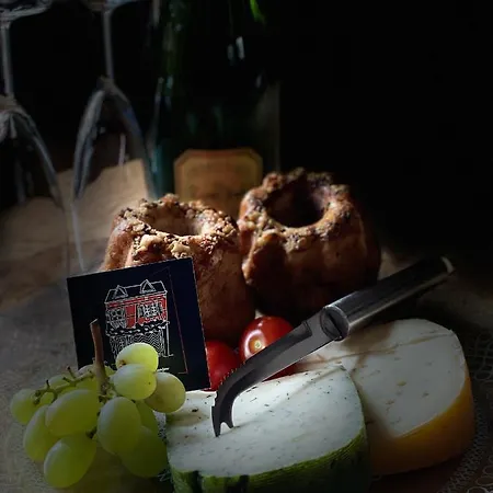 La Maison Rouge Au Coeur De La Ville. Ferienhaus