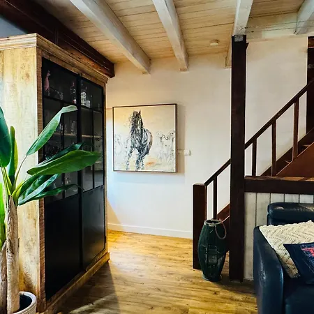 La Maison Rouge Au Coeur De La Ville. Ferienhaus