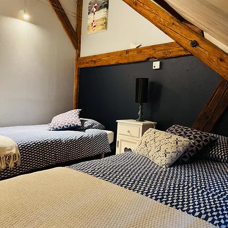 La Maison Rouge Au Coeur De La Ville. *