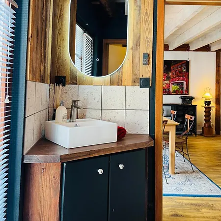 La Maison Rouge Au Coeur De La Ville.