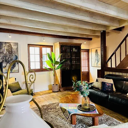 La Maison Rouge Au Coeur De La Ville. Ferienhaus *