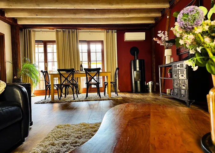 La Maison Rouge Au Coeur Historique De *